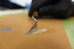 se former à réparer des trous dans sièges auto