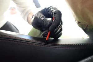 former à pigmenter le cuir