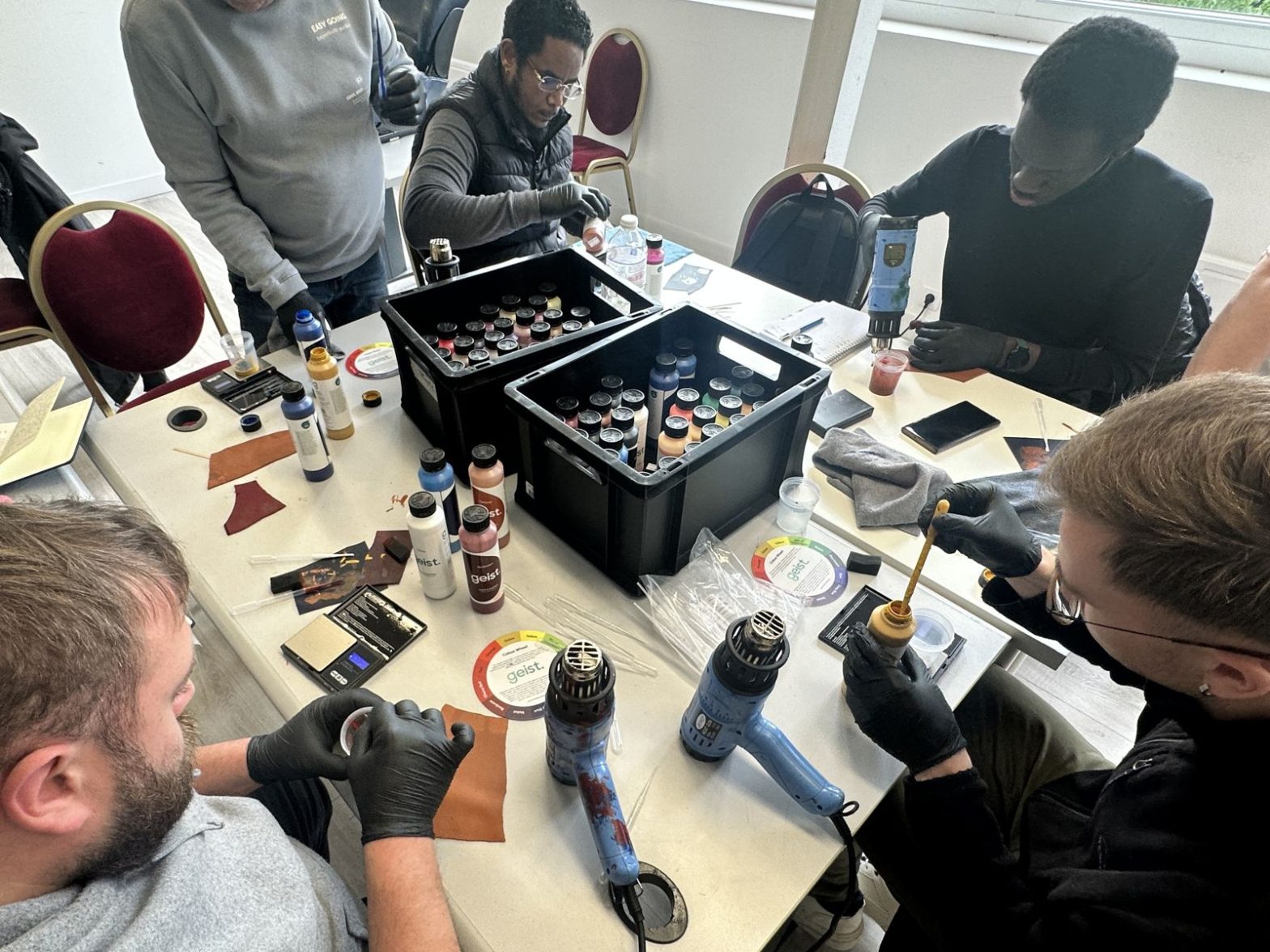 Stagiaires en atelier de formation cuir