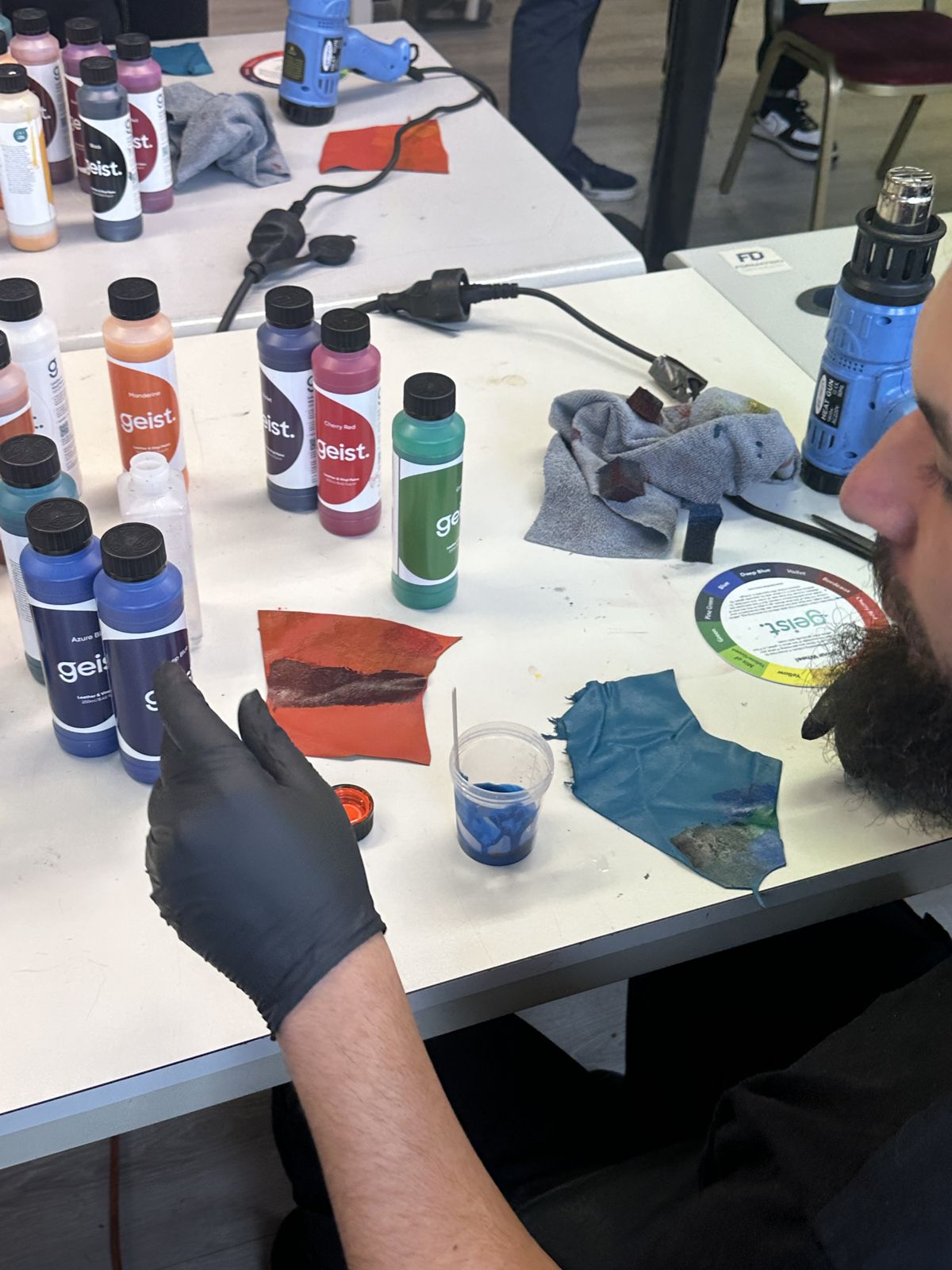 Atelier de teinture et colorimétrie du cuir