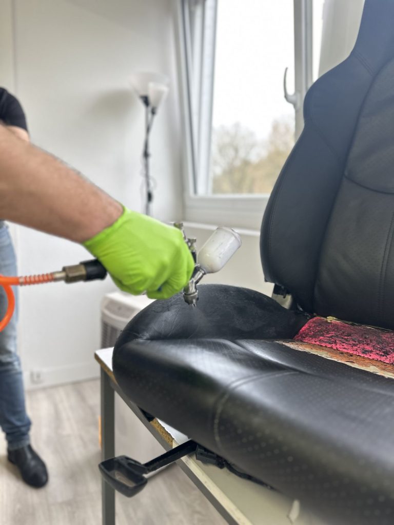 Séchage d’un siège cuir au pistolet à chaleur