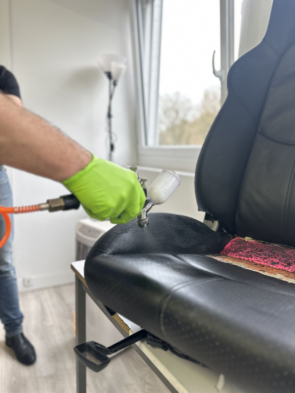 Séchage d’un siège cuir au pistolet à chaleur