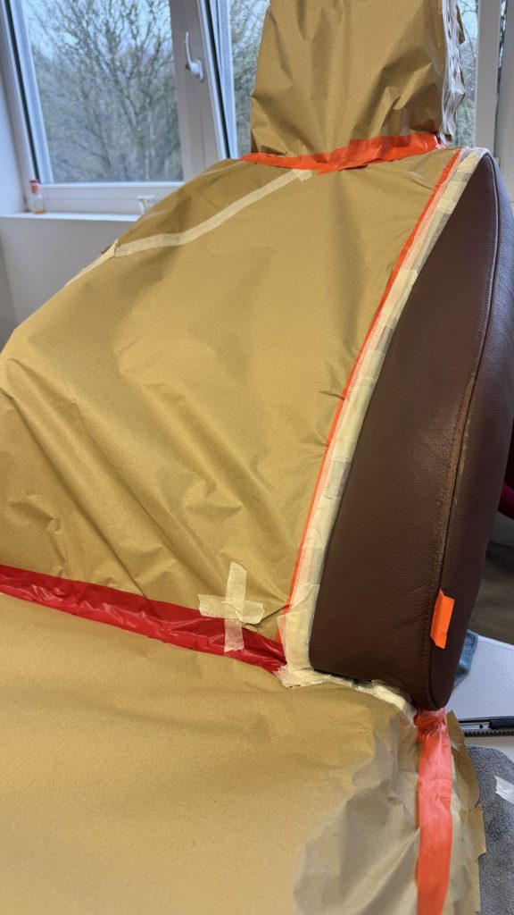 Siège en cuir masqué avant teinture