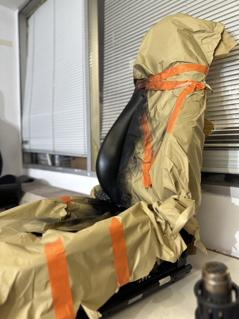Masquage d’un siège cuir au ruban orange