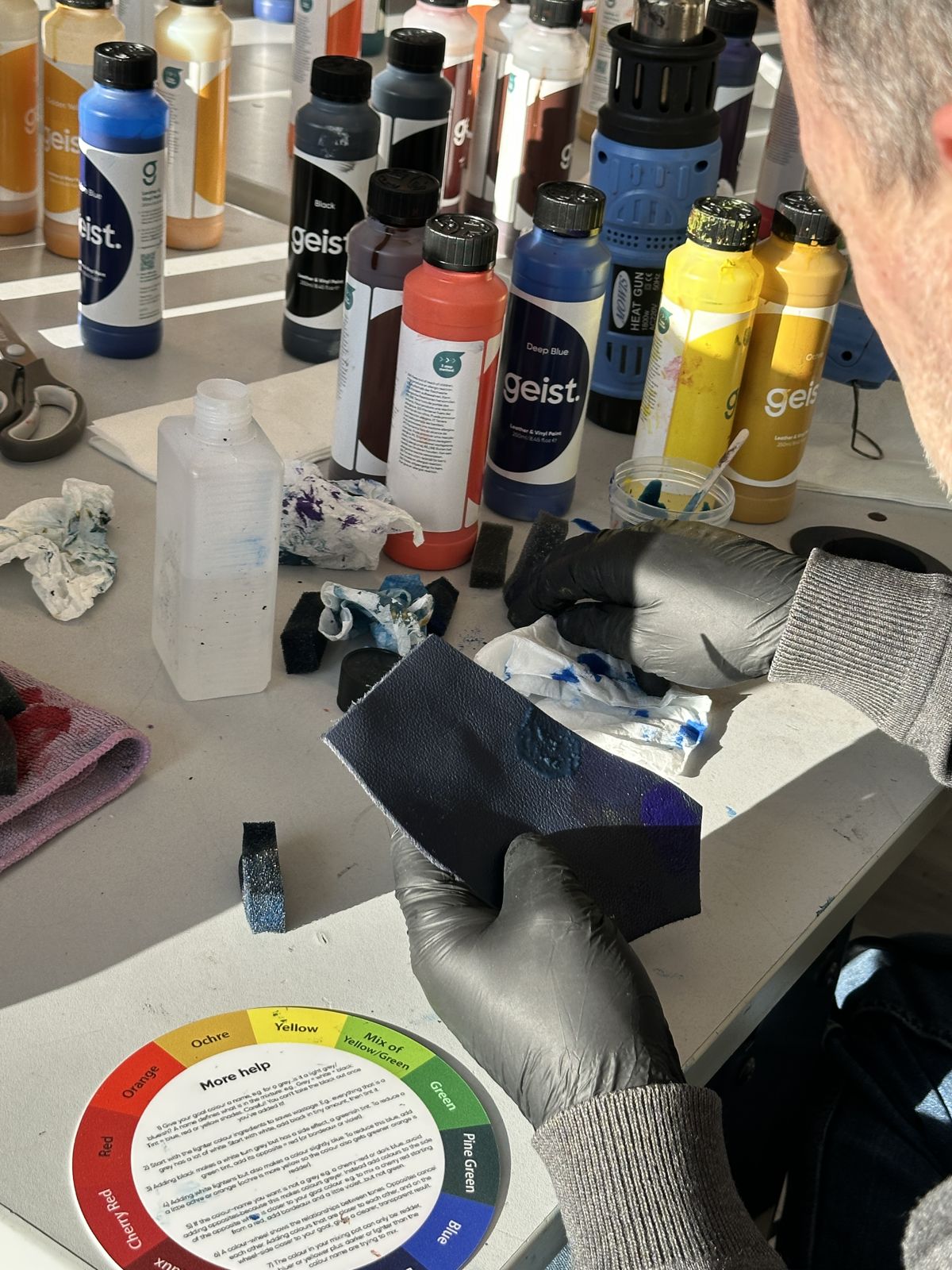 Mélange de pigments comparé à un nuancier de couleurs