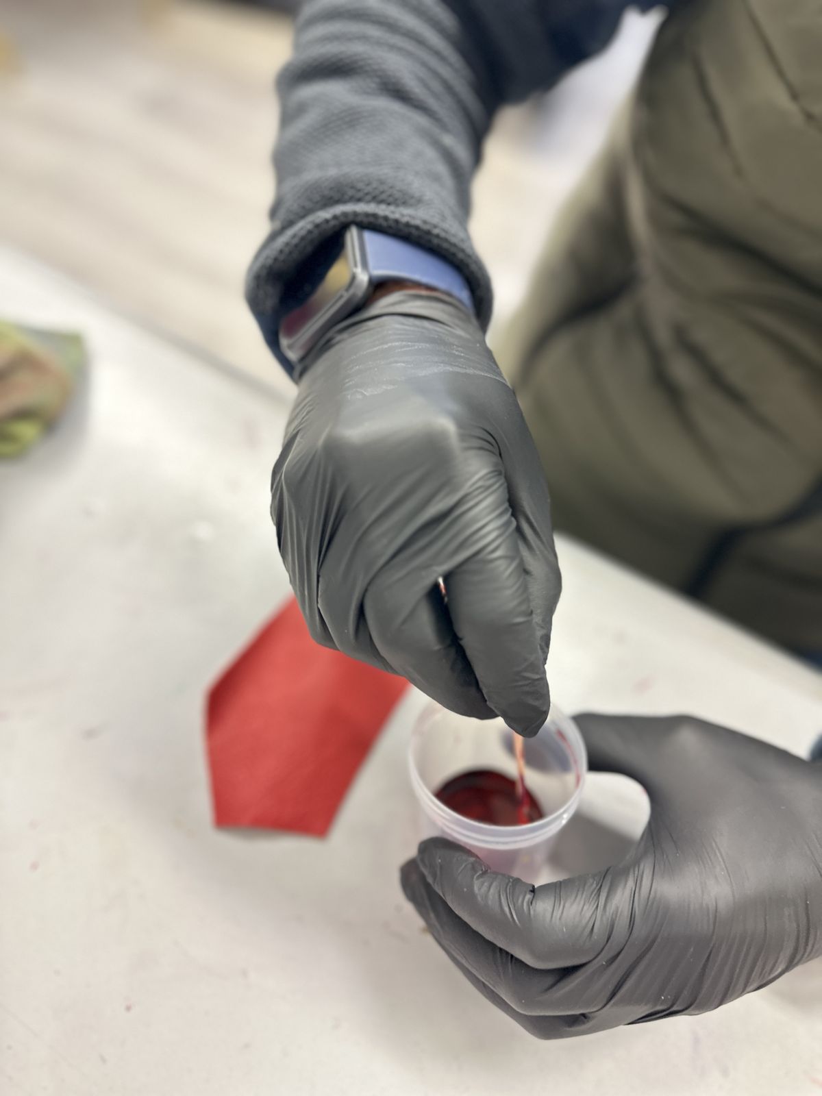 Pigment rouge en cours de mélange avant application sur le cuir