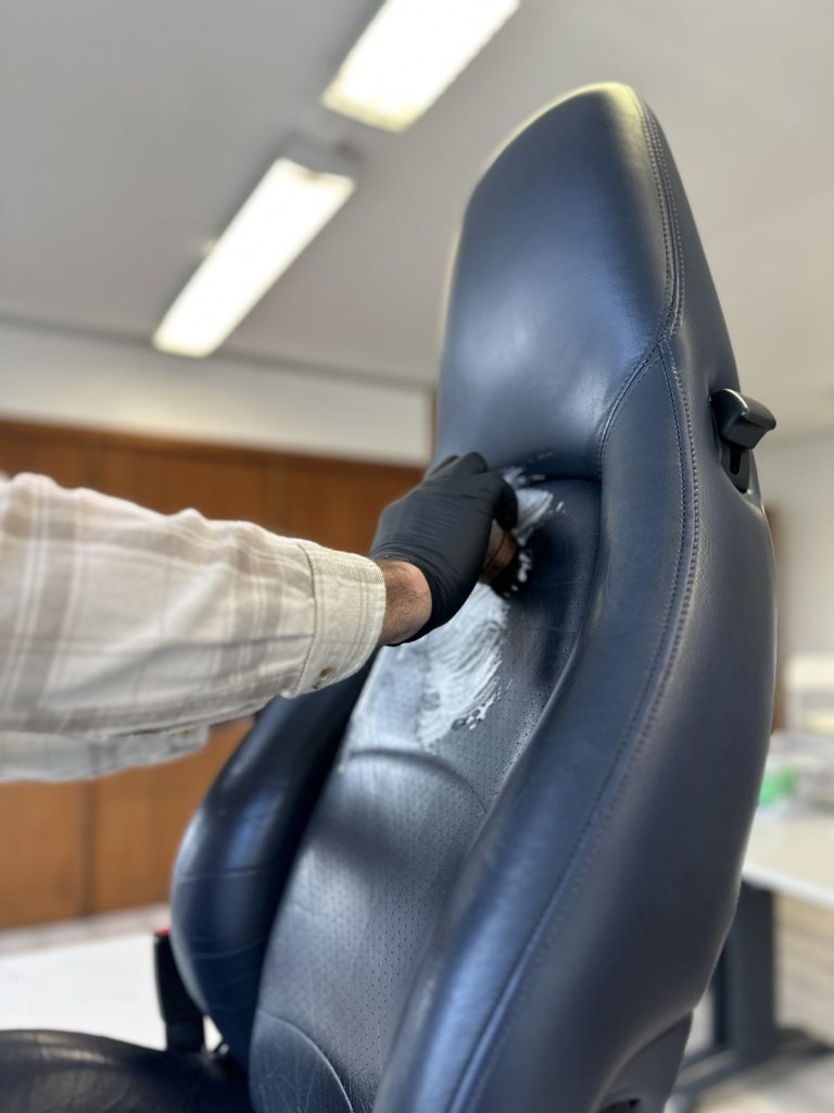 Nettoyage à la brosse d’un siège en cuir bleu