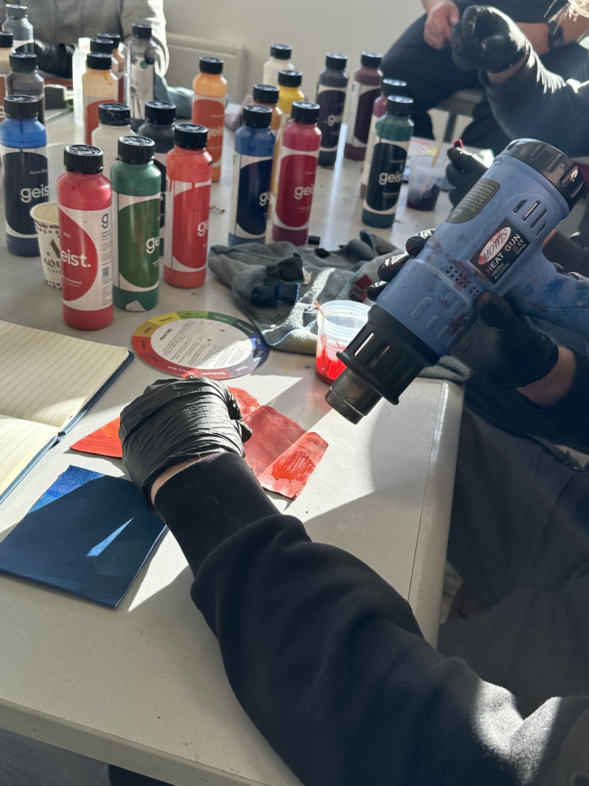 Séchage à chaud d’une teinture rouge au pistolet chauffant