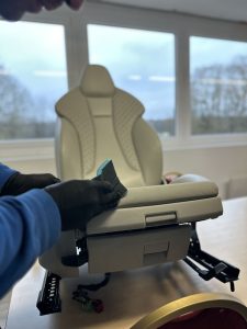 Rénovation d’un siège en cuir crème matelassé