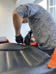 Réparation d’une assise en cuir noir