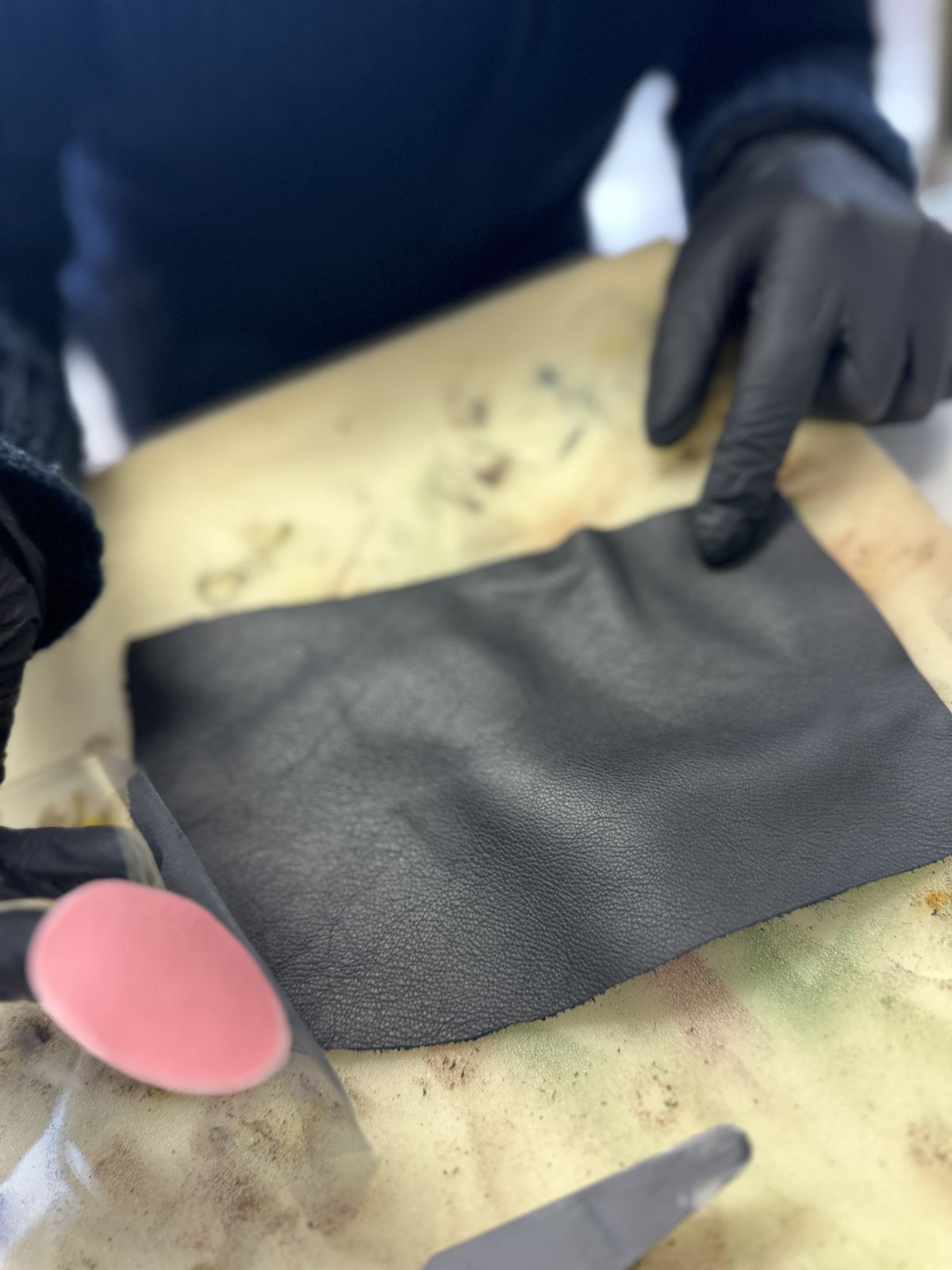 Réparation de cuir noir avec pastille de renfort