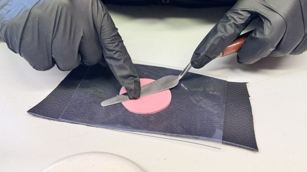 Réparation de cuir avec spatule et pastille rose