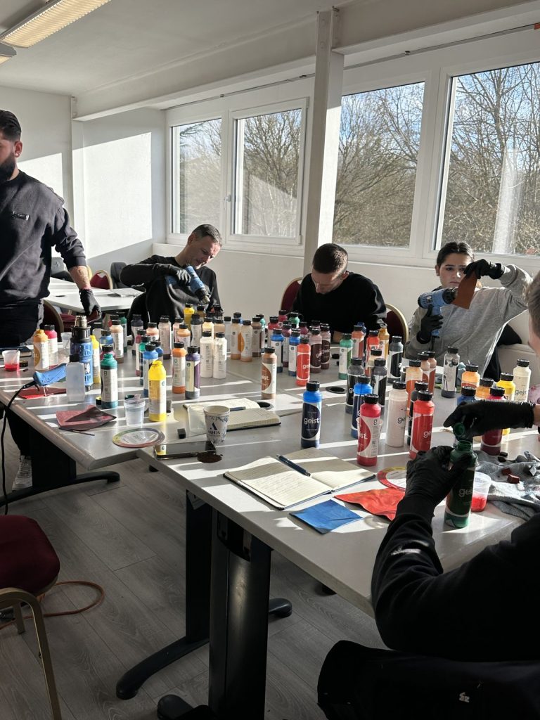 Salle de formation cuir et stagiaires