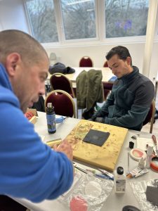 Stagiaires réparant du cuir sur mousse