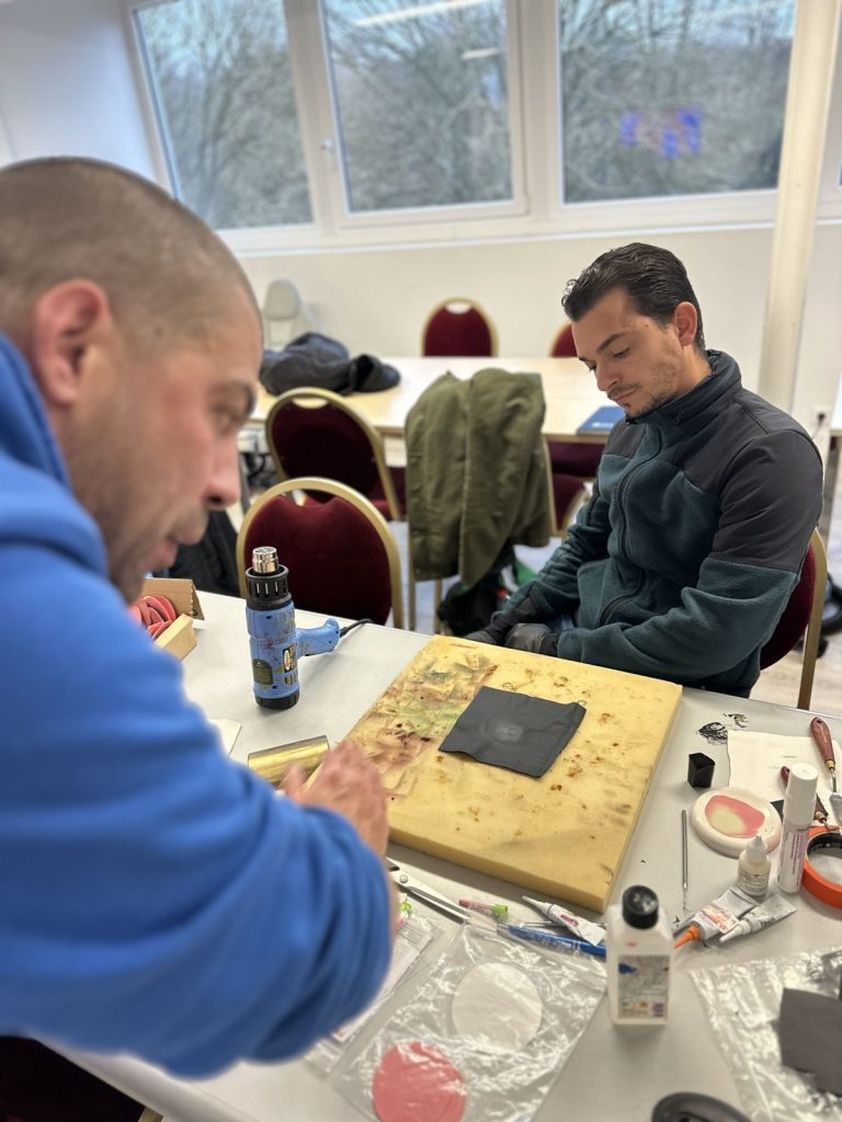 Stagiaires réparant du cuir sur mousse