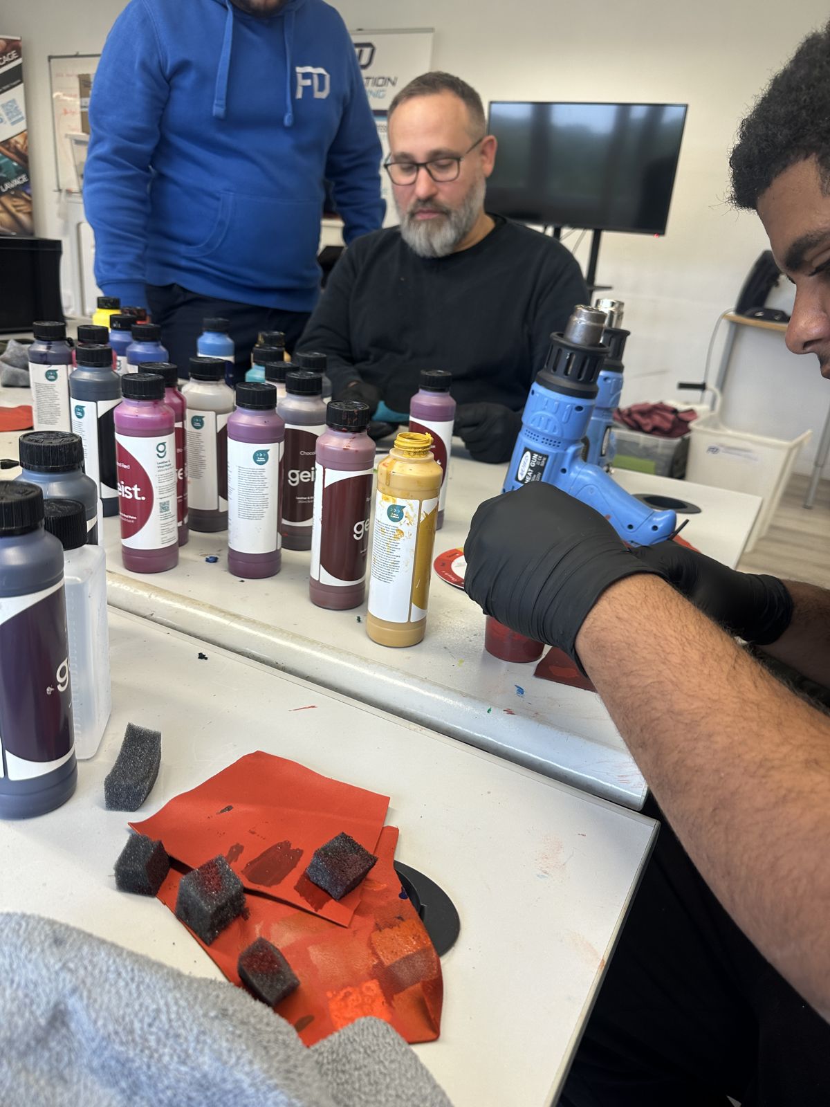 Stagiaires travaillant la teinture avec un nuancier