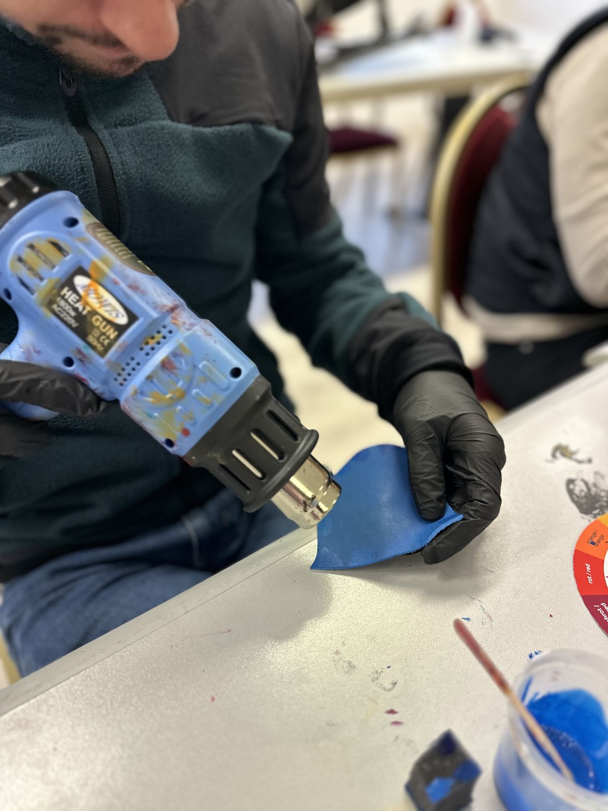 Séchage d’une teinture bleue sur cuir