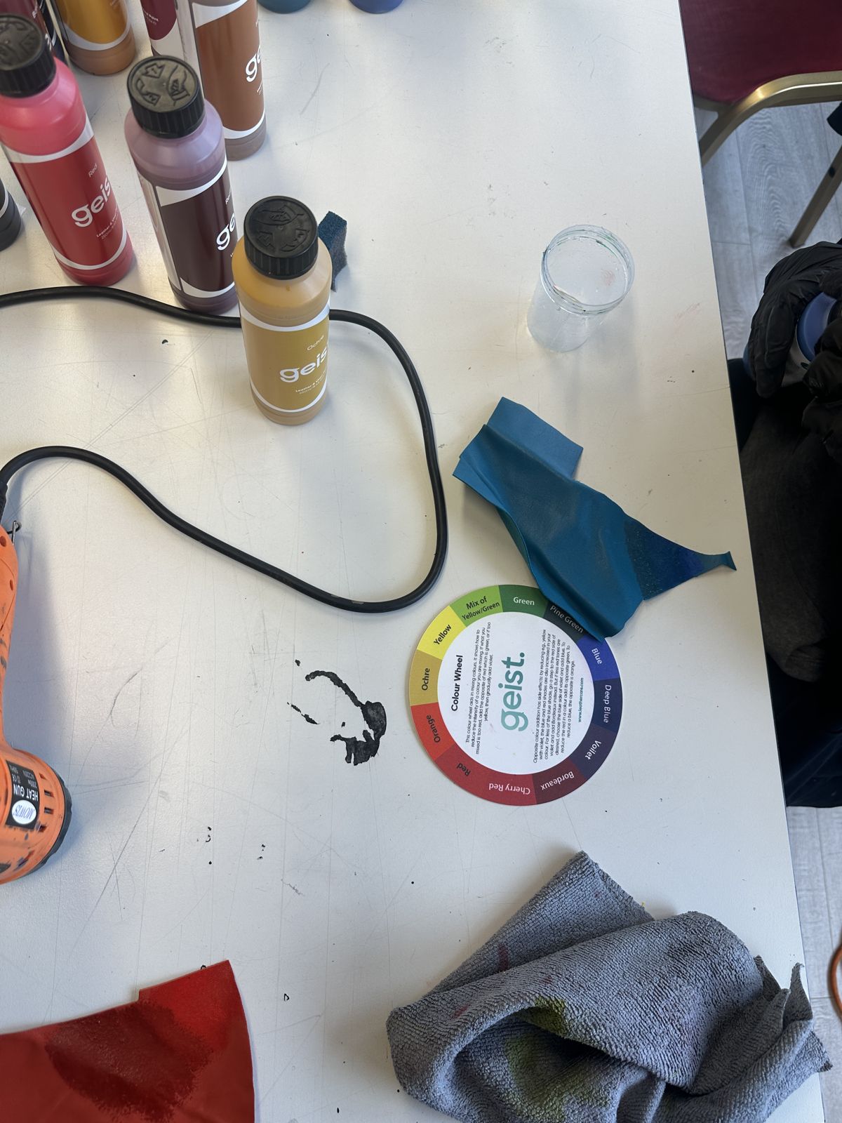 Teinture bleue appliquée sur un échantillon à côté du nuancier